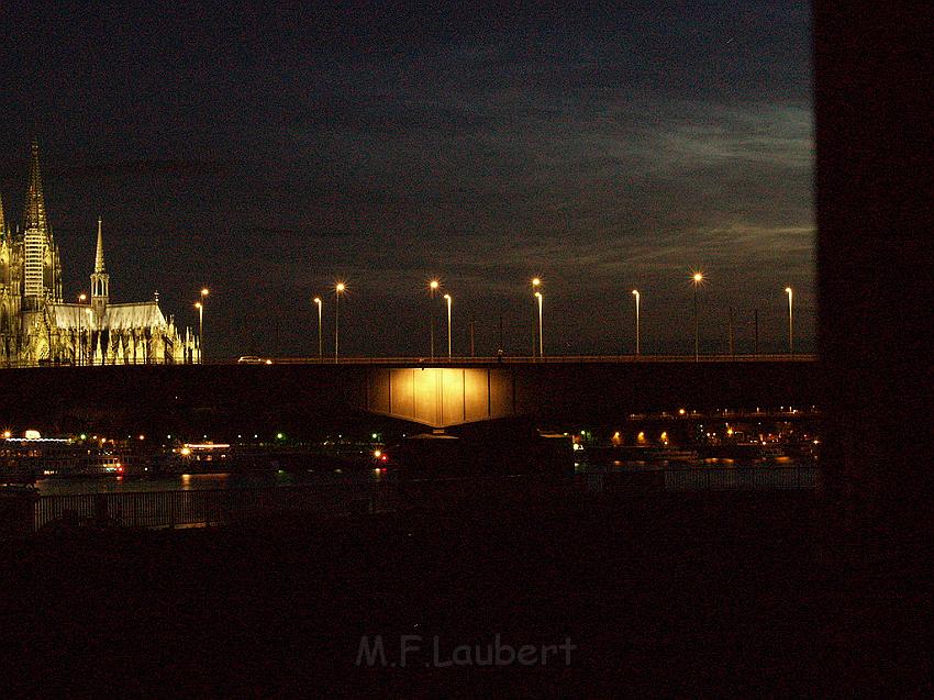 Lebensmueder mit Pistole Koeln Deutzer Bruecke P35.JPG